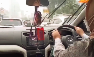 Salut! Istri Polisi Jadi Sopir Taksi Online Demi Bantu Cari Nafkah