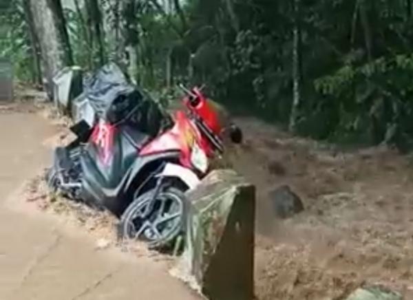 Seorang Pengendara Sepeda Motor Diduga Terseret Arus Banjir di Jalan Raya Cihaurbeuti Ciamis