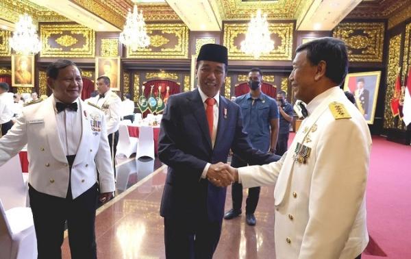 Akrab! Prabowo Salami Wiranto saat HUT TNI