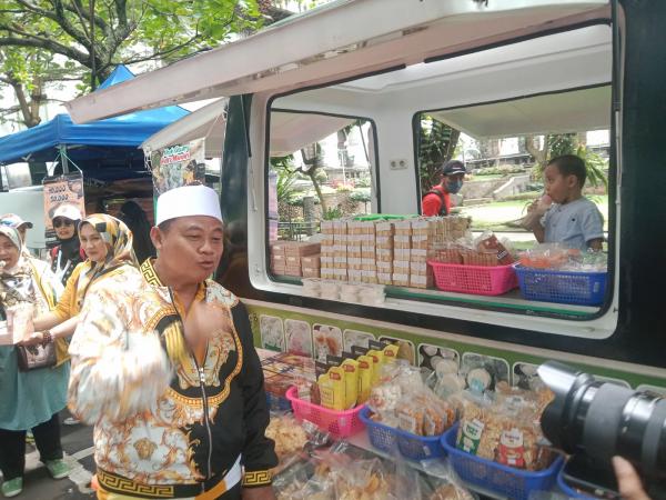 HUT Jabar Kian Meriah, Ratusan Moko Banjiri Gedung Sate