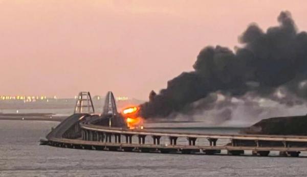 Truk Tangki Meledak di Jembatan Krimea, Rusia Batalkan Semua Perjalanan Kereta