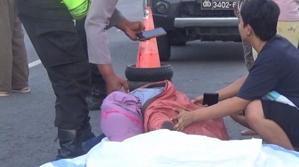 Nahas! Tangisan Ibu di Depan Jenazah Anak, Korban Terlindas Truk saat Boncengan Naik Motor