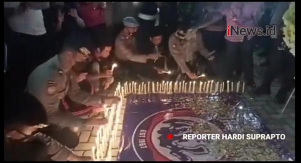 Tragedi Kanjuruhan:Doa Bersama Dengan Menghidupkan Lilin dan Peletakan Karangan Bunga