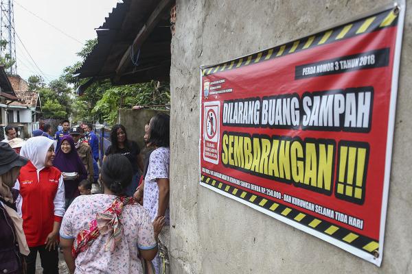 Pantau Lokasi Banjir Wawako Palembang Ajak Warga Perbaiki Selokan dan Tidak Buang Sampah Sembarangan