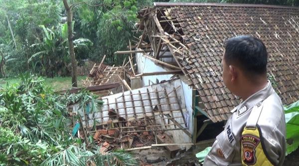 Diguyur Hujan Deras Tebing Di Purwakarta Longsor Rusak Madrasah Dan