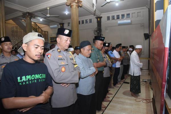 Polres Lamongan Gandeng TNI Dan Suporter Bola Gelar Doa Bersama Untuk Korban Tragedi Kanjuruhan