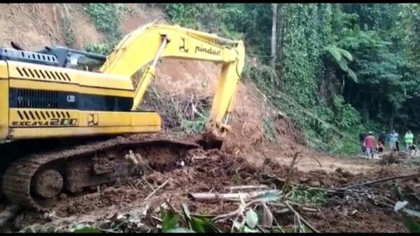 Tanah Labil, Longsor Susulan Ancam Jalur Palopo Toraja Petugas Ungsikan 10 KK
