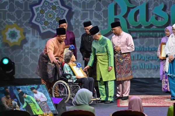 Dalam Rangka Maulid Nabi, Ibu Tionghoa di Malaysia Diberi Penghargaan  Rawat Gadis Muslim Anak TKI