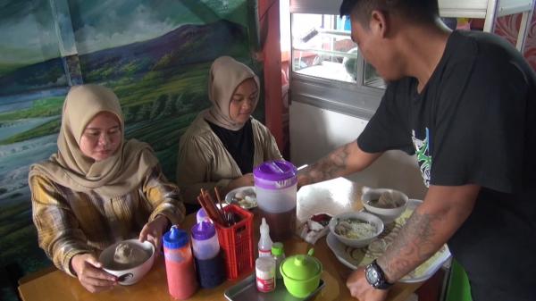 Unik dan Nikmat, Pecinta Bakso Wajib Cicipi Bakso Lava Tumpeng di Jalancagak Subang