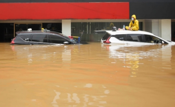 Berikut 4 Cara Klaim Asuransi Mobil Rusak Akibat Terendam Banjir