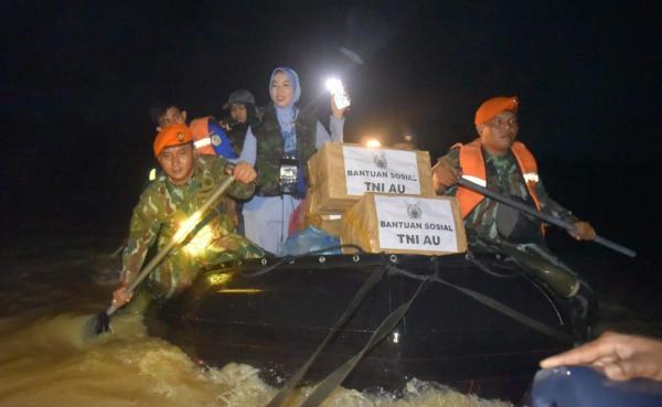 KASAU Berikan 1.000 Paket Sembako Kepada Korban Banjir Yang Terisolir di Aceh Utara