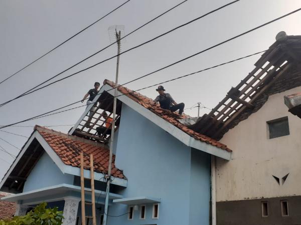 Puluhan Rumah dan Reklame di Tegal Rusak, Akibat Diterjang Hujan dan Angin Kencang