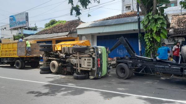 Truck Muat Sampah Terguling Dikawasan Bangjo Lateng Banyuwangi, Begini Kondisinya