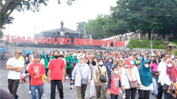 Masyarakat Turut Serta Meriahkan Jalan Santai Dalam Rangka HUT TNI ke 77 di Temanggung
