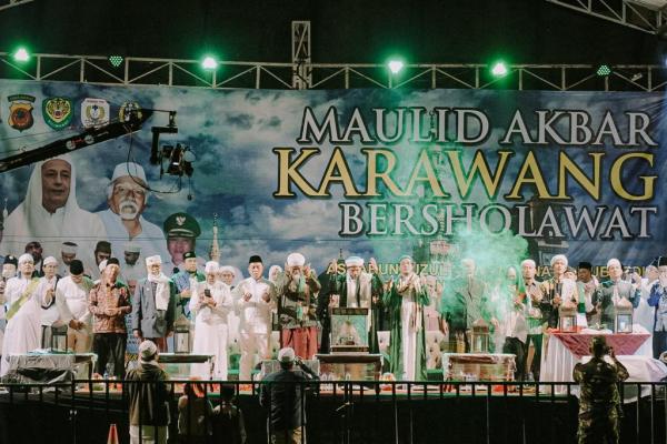 Bersama Para Habib, Ribuan Muslim di Karawang Bersolawat Rayakan Maulid Nabi