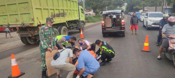 Gagal Menyalip, Pengendara Motor Tewas Terlindas Truk di  Pelamunan