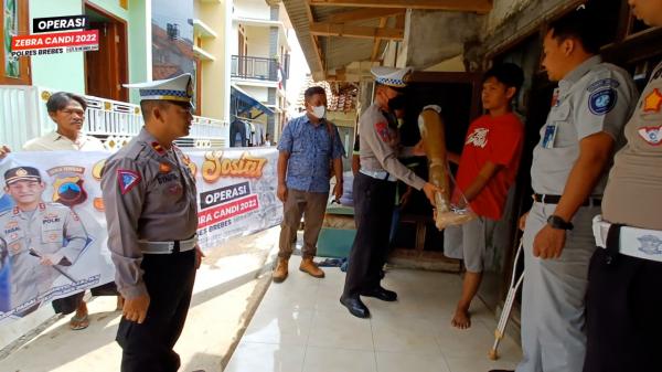 Bantu Korban Kecelakaan, Satlantas Polres Brebes Bagikan Sembako dan Kaki Palsu