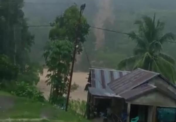 Banjir Hingga Leher, Warga Salukaha Mengungsi di Gunung Butuh Makanan