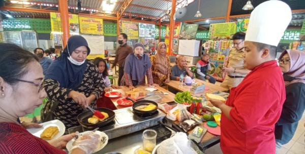 Standarkan Masakan di Sentra Kuliner, Pemkot Surabaya Datangkan Chef Latih Pedagang Masak