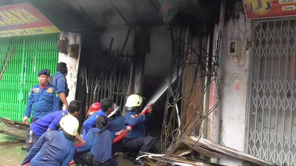 Kebakaran Toko Sepatu di Pasar Sambu Diduga Karena Korsleting Listrik