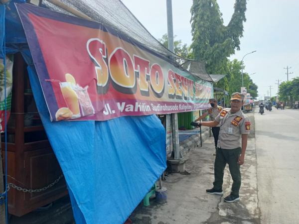 Satpol PP Pemalang Tertibkan Sejumlah PKL yang Mangkal di Trotoar Jalan Kota