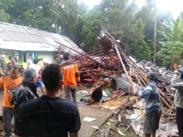 Hujan Lebat disertai Angin Kencang, Satu Rumah Warga di Pemalang Ambruk