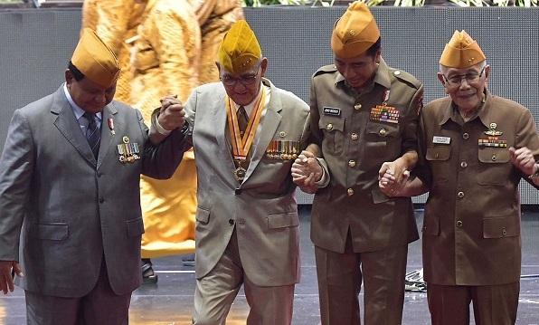 Kompak Saat Jokowi dan  Prabowo  Tuntun Try Sutrisno dan Ketum Legiun Veteran Turun Tangga
