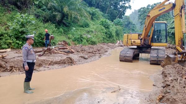 Bersihkan Material Longsor, Poros Mamuju - Mamasa Ditarget Rampung 2 Hari 