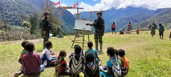 Bukti Cinta Kasih TNI untuk Anak-anak, Yonif R 303 Buka Sekolah Alam  di Pos Dangbet Papua