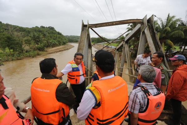 Pj Gubernur Banten Al Muktabar Tinjau Jembatan Terputus Akibat Bencana Banjir Kabupaten Lebak