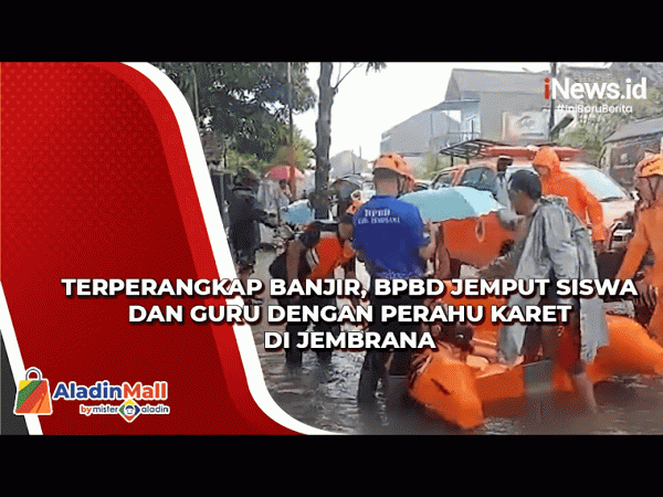 BPBD Jemput Siswa dan Guru yang Terperangkap Banjir dengan Perahu Karet di Jembrana Bali