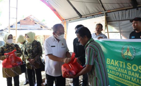 Kajati Sulbar Salurkan Bantuan Korban Banjir di Kecamatan Kalukku