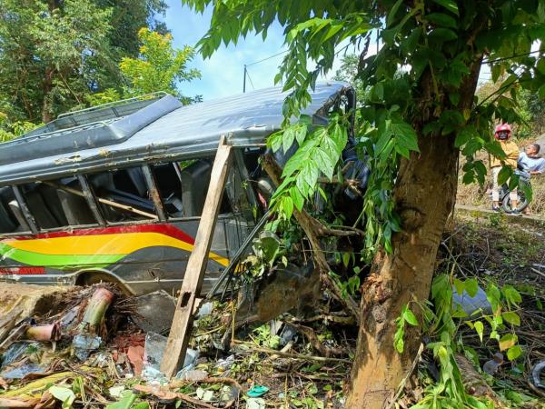 Mobil Berpenumpang 20 Orang Nyaris Jatuh Ke Jurang di Sembalun