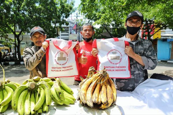Ratusan Pedagang Pasar Kosambi Terima Bantuan dari Presiden Jokowi