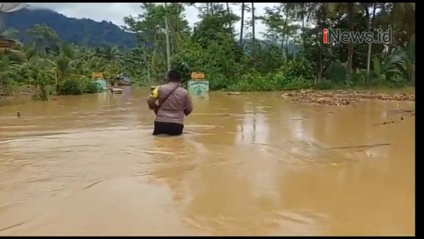 Video Mobil Polisi Terjebak Banjir di Tanggamus
