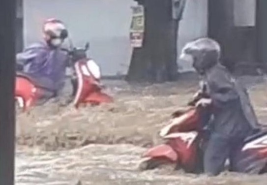 Hujan Deras! Jalur Pantura Semarang-Kendal Lumpuh Total Akibat Banjir