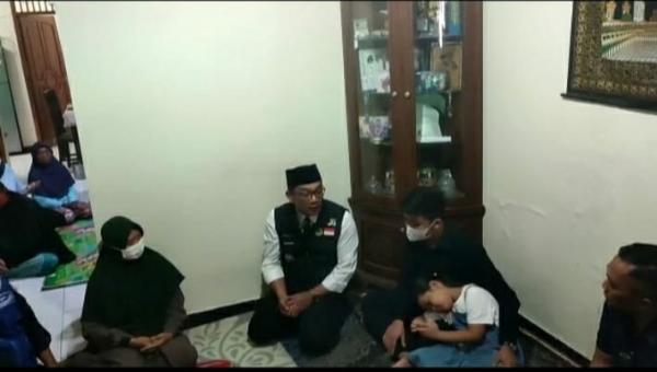 Gubernur Jawa Barat Ridwan Kamil Kunjungi Rumah Mahasiswi IPB Korban Terseret Air di Bogor