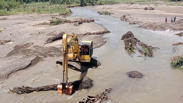 PT Pasangkayu Bantu Warga Lakukan Pengerukan Sungai Akibatkan Longsor