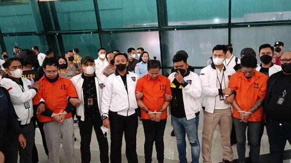 Tiba Di Bandara Soekarno-Hatta, 3 Orang Kasus Judi Online Dari Kamboja Dibawa  ke Mabes Polri