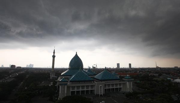 Awas Curah Hujan Tinggi dan Angin Kencang Landa Jawa Timur