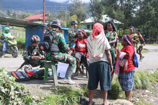 Satgas Yonif Raider 303 Buka Layanan Kesehatan Gratis bagi Warga Puncak Papua