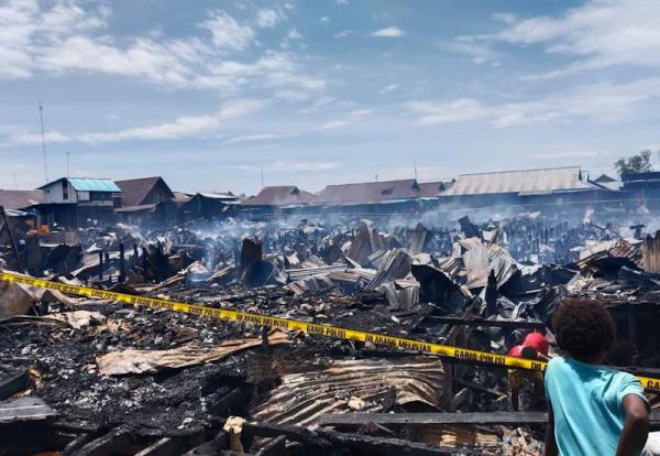 Warga Dibantu TNI Polri Berjibaku Padamkan Api Yang Membakar Pasar Dolog Agast Kabupaten Asmat