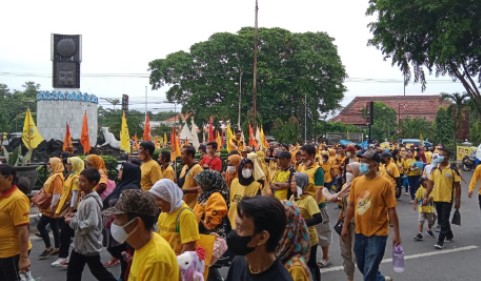 Kota Cirebon Menguning, Ribuan Peserta Ikuti Jalan Sehat Partai Golkar