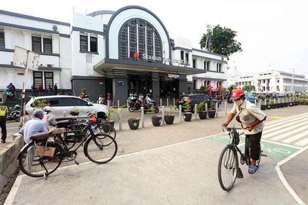 Ojek Sepeda Ontel di Kota Tua Jakarta,  Pasrah di Tengah  Gerusan Zaman