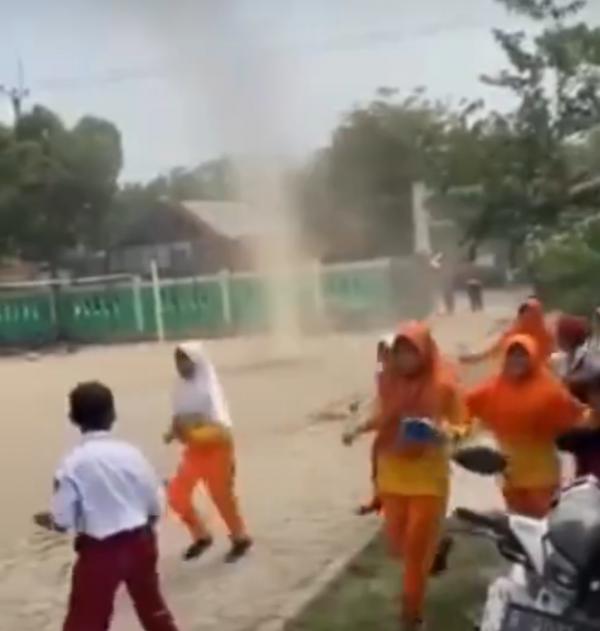 Viral, Puting Beliung Tiba-tiba  Muncul di  Sekolah, Murid  SD di Bekasi Kalang Kabut Berlarian