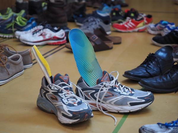Viral Aksi Solidaritas Tukang Sol Sepatu Berbagi Pekerjaan ke Temannya, Tuai Pujian Netizen