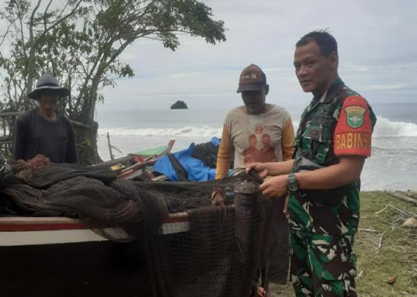 Peduli Keselamatan, TNI Ingatkan Nelayan Waspada Cuaca Ekstrim