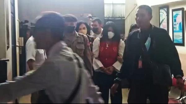 Kenakan Rompi Tahanan, Putri Candrawathi Tiba di PN Jaksel