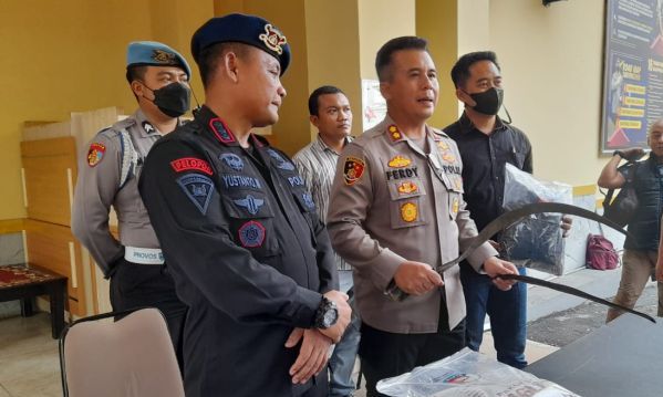 Anggota Brimob Tembak 3 Anggota Gengster Bawa Celurit di Bogor