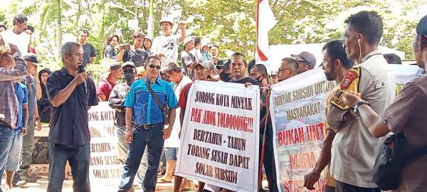 Marak Mafia BBM di Kota Sorong, Ratusan Sopir Truk Geruduk Kantor DPRD
